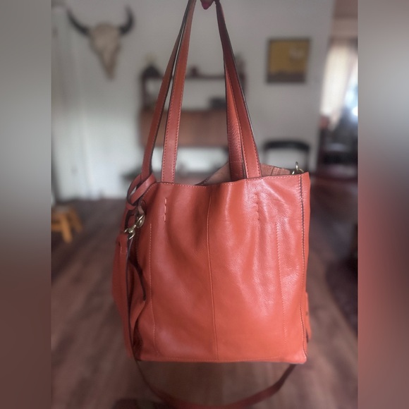 Lucky Brand Handbags - Lucky Brand slouchy leather shopper tote crossbody purse w/wristlet/wallet 🤎🧡